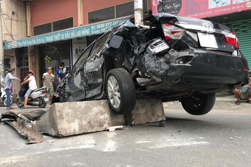Toyota va chạm xe đầu kéo, 2 vợ chồng thoát chết