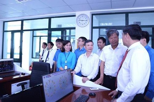 Gắn biển công trình Trung tâm Điều khiển từ xa mừng 50 năm ngày thành lập Tổng công ty Điện lực miền Bắc