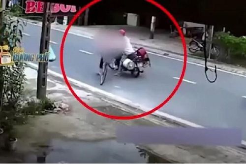 'Dê cụ' 43 tuổi thản nhiên chặn đường, sàm sỡ bé gái