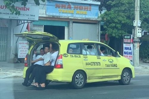 Taxi nhồi nhét 11 người 'làm xiếc' trên quốc lộ