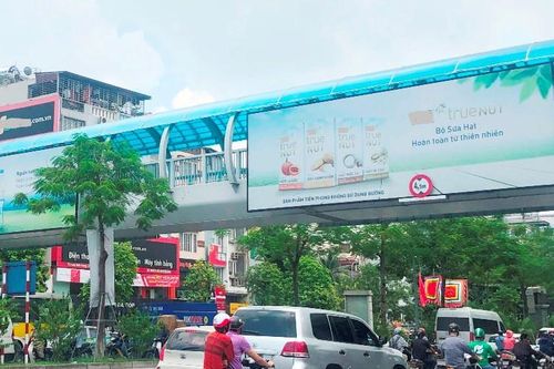 Hàng loạt biển quảng cáo tại cầu vượt Hà Nội hết phép