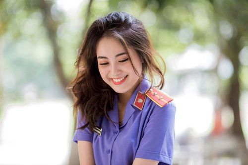 Nữ kiểm sát viên xinh đẹp, sở hữu nụ cười tỏa nắng
