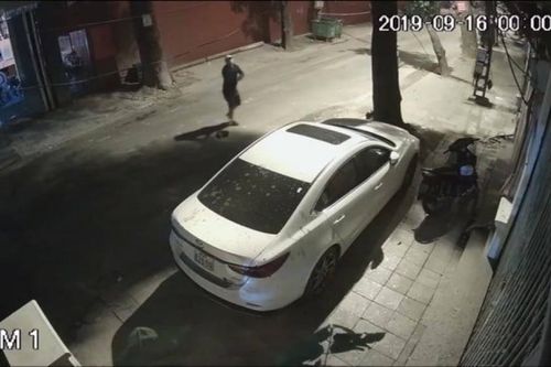 Xế hộp tiền tỷ ở Hà Nội bị 'tắm' mắm tôm trộn dầu luyn