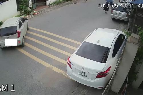 Quên kéo phanh tay, nữ tài xế để ô tô trôi tự do trên phố