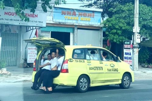 Taxi chở 11 người, ngồi tràn cả cốp xe 'vi vu' trên Quốc lộ 1A
