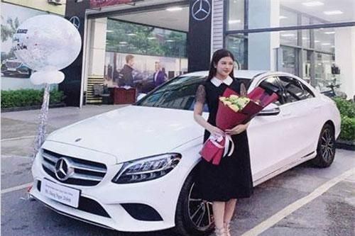 Em gái Huyền Baby tậu xế hộp hạng sang hơn 2 tỷ ở tuổi 24, vừa xinh đẹp lại giàu có 'hết phần thiên hạ' khiến nhiều người ghen tị