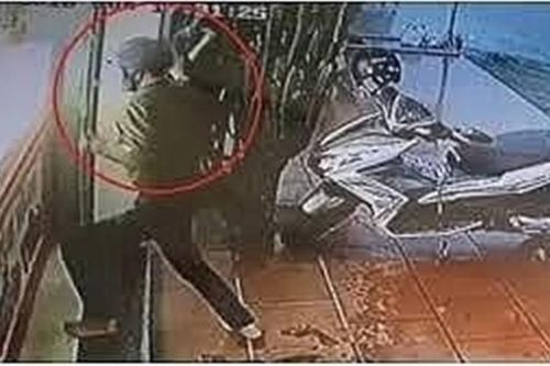 Khởi tố hai đối tượng xịt hơi cay vào mặt vợ chồng chủ tiệm rồi dùng búa đập vỡ tủ kính cướp vàng