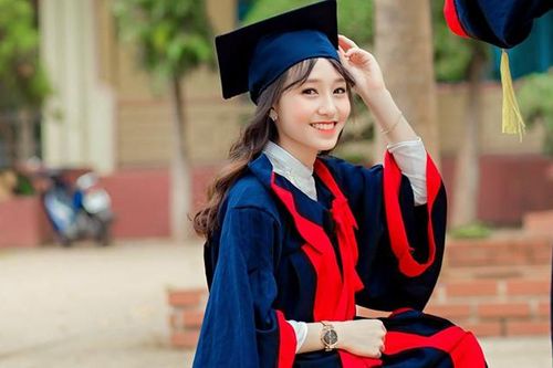 Nụ cười rạng rỡ của nữ sinh liệt cả hai chân