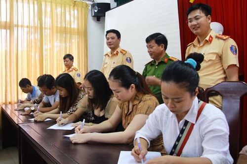 Chính trị - Xã hội Pháp luật - Cuộc sống Cam kết không chở vật liệu xây dựng, hàng hóa cồng kềnh, quá khổ, quá tải