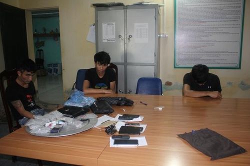 Đụng CSGT, con buôn vứt ma túy bỏ chạy