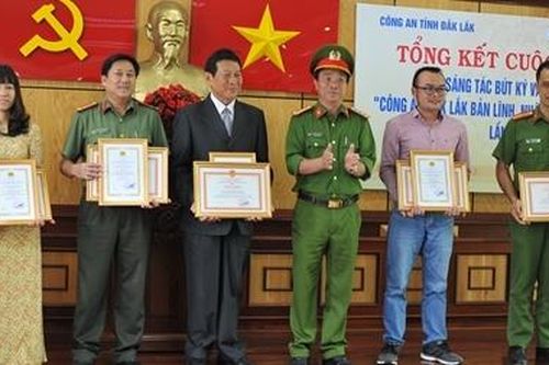 Trao giải Cuộc vận động sáng tác bút ký văn học về đề tài lực lượng CAND