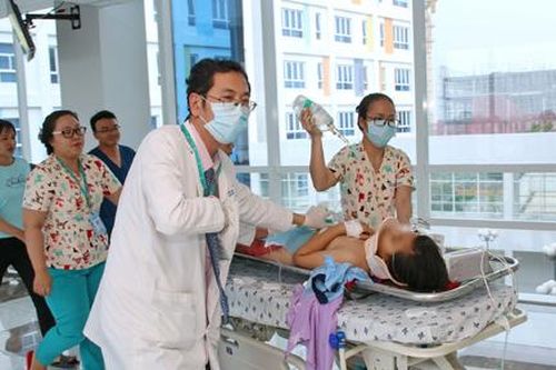 Hơn 20 bác sĩ cứu sống nữ sinh bị xe tông trên đường đi học về