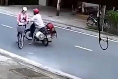 Kinh hãi người đàn ông đường đột chặn xe, sàm sỡ nữ sinh giữa ban ngày