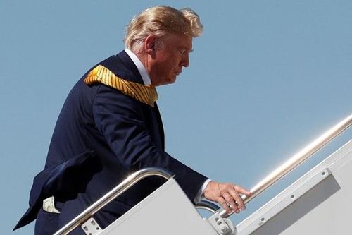 Tổng thống Trump bị chụp ảnh tiền mặt lộ trong túi quần