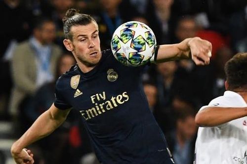 Gareth Bale từ chối cầm lá cờ của Real Madrid