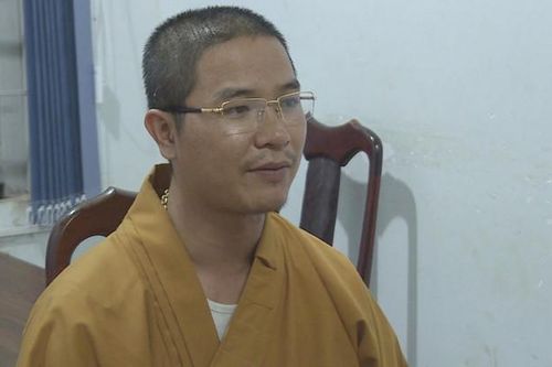 Đưa thầy chùa đập bể kính ôtô vì không cho vượt đi giám định tâm thần