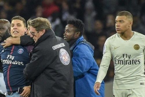 Fan cuồng trả giá đắt vì muốn selfie với Mbappe