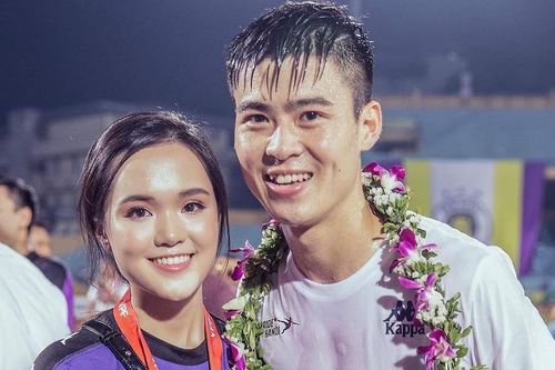Điểm tên cầu thủ Việt chăm chỉ thể hiện tình cảm với vợ và bạn gái