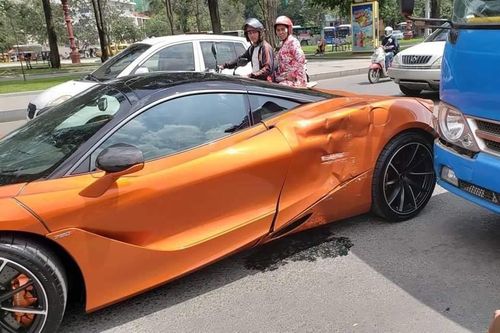 Siêu xe McLaren 720S va chạm với xe buýt, hông xe móp méo