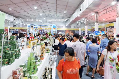 Nhộn nhịp mua sắm tại Hội chợ trưng bày sản phẩm OCOP