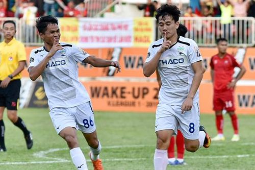 Lập hattrick, Minh Vương được HLV cả 2 đội ngợi khen