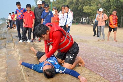 Tìm giải pháp phòng, chống đuối nước khi tắm biển ở Bình Thuận