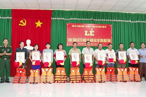 Tặng cờ Tổ quốc và ảnh Bác Hồ cho ngư dân Sóc Trăng