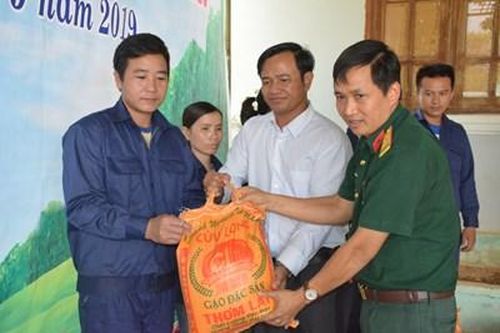 Công ty 716 hỗ trợ gần 10 tấn gạo cho bà con vùng biên giới