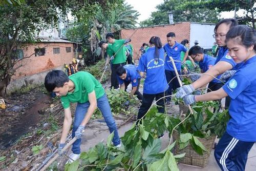 Cán bộ, đảng viên làm gương không xả rác