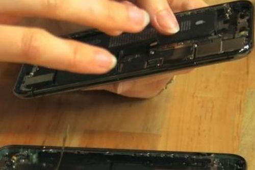 Apple 'giấu' tính năng sạc ngược không dây trên bộ ba iPhone mới