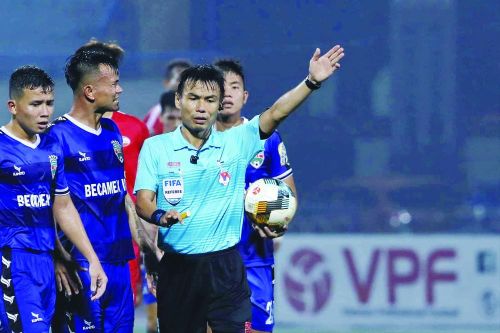 Lại sự cố trên sân Hàng Ðẫy