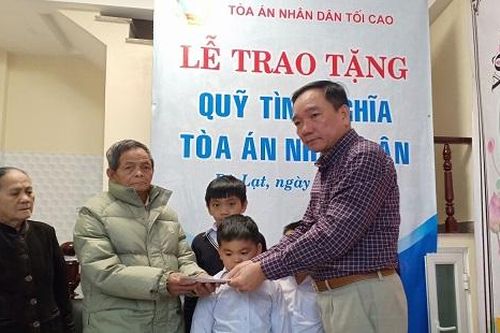 Quỹ tình nghĩa TAND trao quà cho gia đình cán bộ, công chức có hoàn cảnh khó khăn