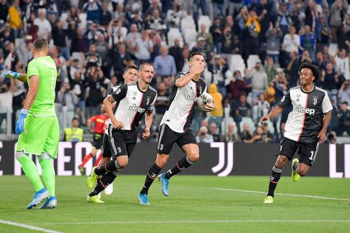 Buffon vào lịch sử, Ronaldo giải cứu Juventus