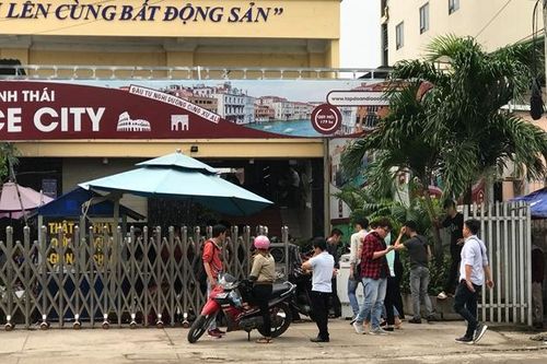 Trụ sở Alibaba vẫn tấp nập sau khi 'sếp' bị bắt và liên tục bị khám xét