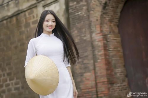 Cuốn hút nét thanh xuân cùng tà áo dài bên cổng thành hàng trăm năm tuổi ở Nghệ An