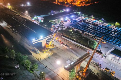 Công nhân trắng đêm lao dầm xây cầu cạn vành đai 3
