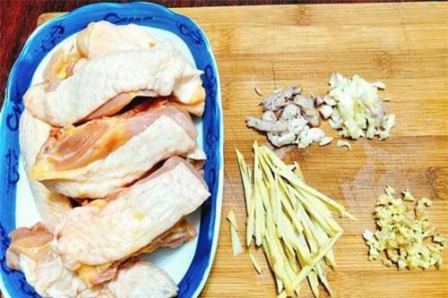 Rang thịt gà chớ quên bỏ thêm món này món ăn hết tanh, thơm lừng góc bếp
