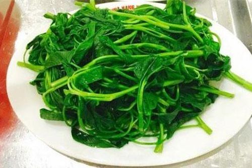 Luộc rau thấy nước màu này đổ ngay đi kẻo ung thư 'ghé thăm'