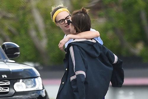 Cara Delevingne hôn bạn gái trên phố