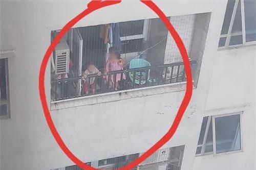 Hình ảnh 2 em bé leo lên ban công tầng 25, đu lưới 'an toàn' để đùa nghịch khiến dân mạng lo sợ