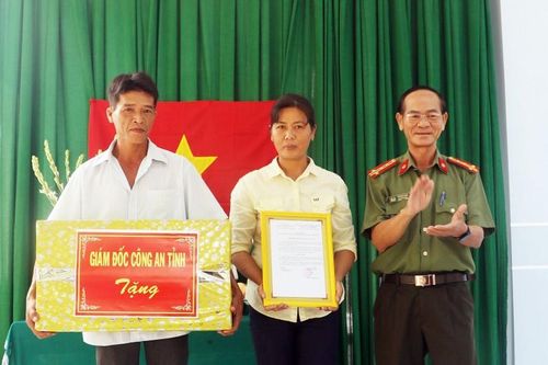 Hội Phụ nữ Công an tỉnh Quảng Ngãi trao mái ấm tình thương cho phụ nữ khó khăn