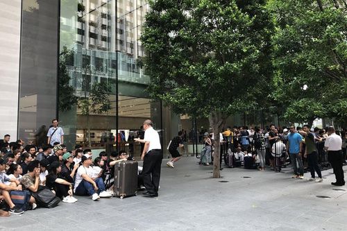 Hàng nghìn tín đồ Apple xếp hàng mua iPhone mới ra mắt trên toàn cầu