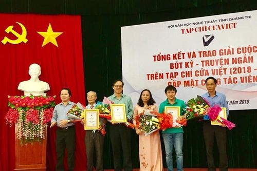 Cuộc 'dạo chơi sang trọng' của người viết bút kí trên tạp chí Cửa Việt