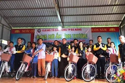 Trao tặng 20 xe đạp và 70 suất quà cho học sinh nghèo Trường THCS Lao Bảo