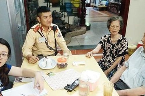 Qua Facebook, CSGT tìm gia đình và đưa cụ ông bị lạc về nhà
