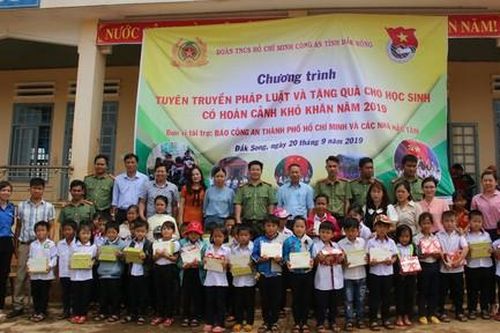 Tặng 200 phần quà cho học sinh nghèo tỉnh Đắk Nông