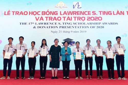 Trao gần 8,5 tỷ đồng học bổng tiếp sức đến trường