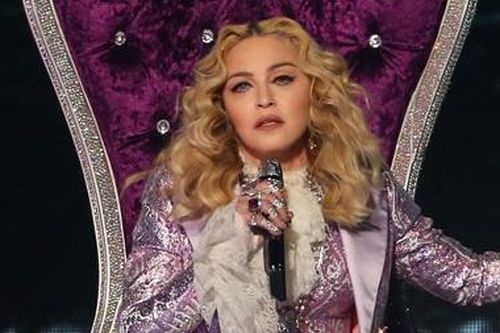 Madonna với buổi biểu diễn cấm sử dụng các thiết bị số