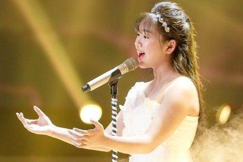 Thí sinh The Voice Kids hát tặng mẹ bị ung thư khiến HLV bật khóc