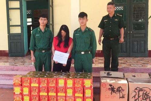 Bắt nhóm người dùng xe bò chuyển gần 150 kg pháo về Việt Nam